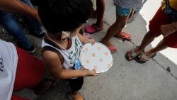 Dziecko otrzymujące wsparcie w postaci żywności w faweli w Sao Paolo