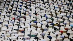 Betende Muslime in einer indonesischen Moschee