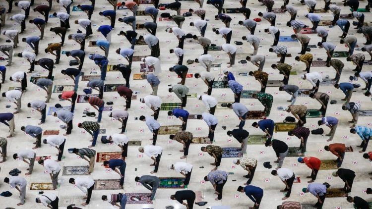 Betende Muslime in einer indonesischen Moschee