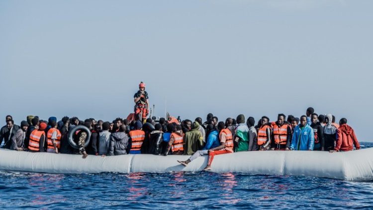 Ein Migranten-Boot vor Libyen (Archivbild)