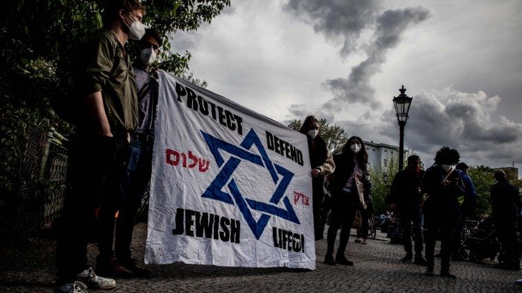 Eine Demo gegen Antisemitismus 2021 vor der Synagoge in Berlin-Kreuzberg