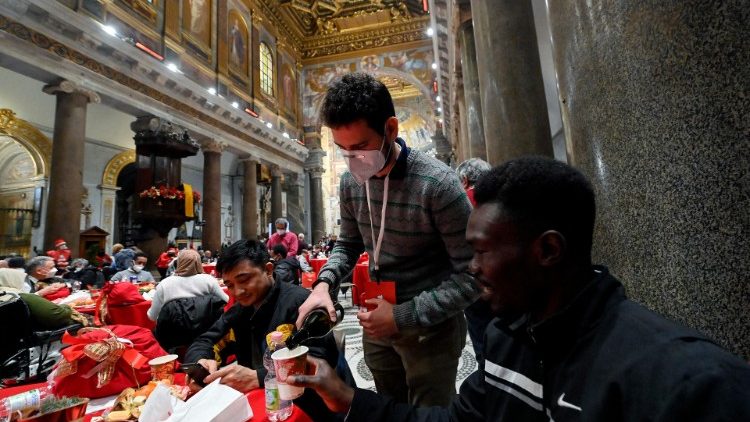 Il pranzo di Natale organizzato dalla Comunità di Sant'Egidio nella basilica di Santa Maria in Trastevere a Roma nel 2021