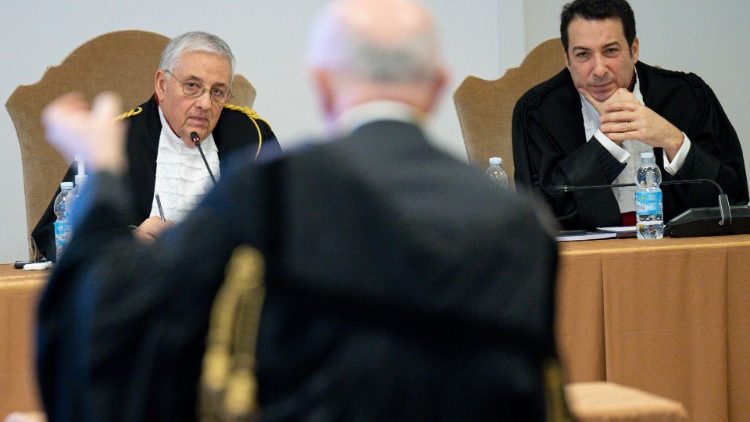 Una fase di un'udienza del processo sull'utilizzo dei fondi della Segreteria di Stato, in corso in Vaticano. A sinistra, il presidente Giuseppe Pignatone