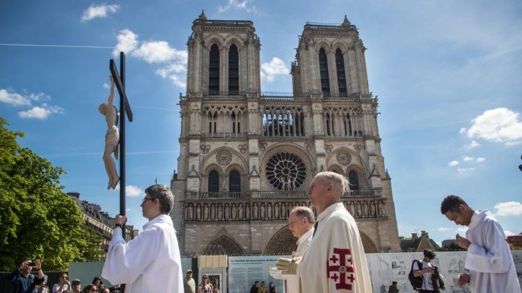 Célébrations du Vendredi Saint devant la cathédrale Notre-Dame de Paris en travaux. 