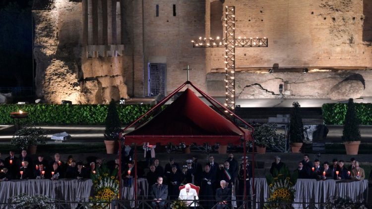 El Papa en el Vía Crucis en el Coliseo en 2022.