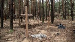 Massengrab in einem Wald in der Ukraine