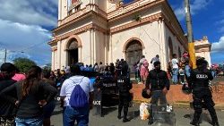 Kundgebung vor einer Kirche in Nicaragua