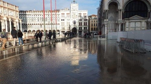 Francisco visita Veneza no final de abril