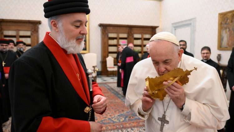 Der Patriarch der Assyrischen Kirche des Ostens, Mar Awa III, und Papst Franziskus bei einem Treffen 2022 im Vatikan