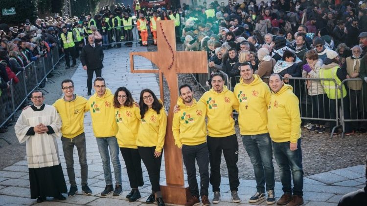 I giovani sul sagrato della cattedrale con la croce della Gmg