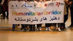 Un cartello di benvenuto per i profughi arrivati attraverso i corridoi umanitari