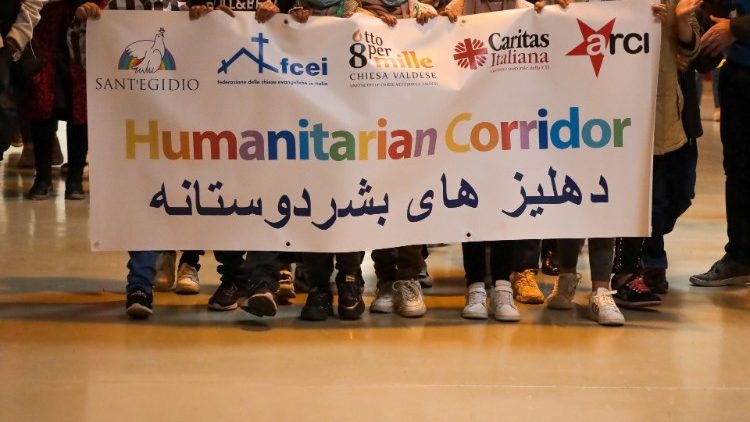 Un cartello di benvenuto per i profughi arrivati attraverso i corridoi umanitari