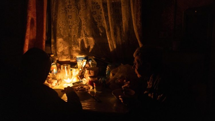 Une femme de 73 ans dîne avec son fils de 39 ans, dans la ville de Kherson, le 24 novembre 2022.