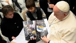 Papst Franziskus bei einer Begegnung mit Flüchtlingen aus der Ukraine (Archivbild)