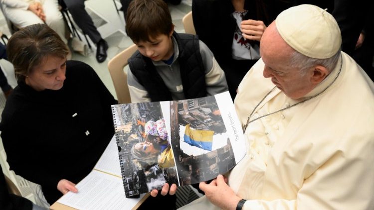 Papst Franziskus bei einer Begegnung mit Flüchtlingen aus der Ukraine (Archivbild)
