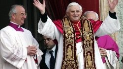 Le Pape Benoît XVI le jour de son élection, le 19 avril 2005.