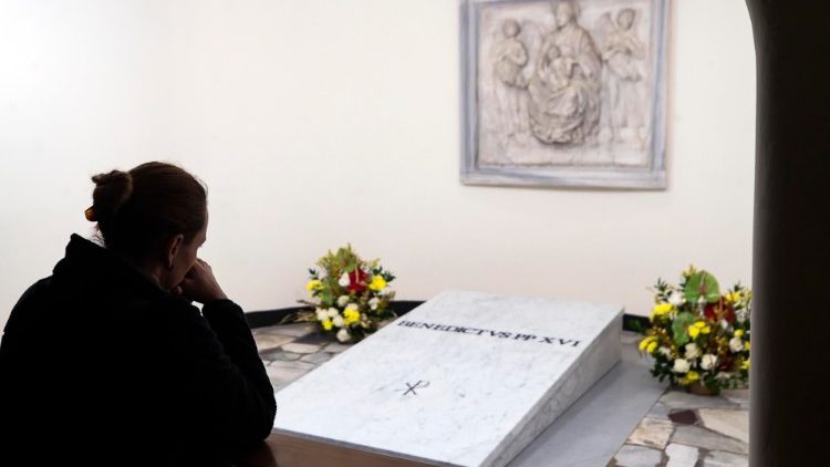Pierwsi wierni modlą się przy grobie Benedykta XVI