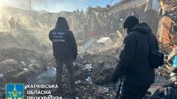 Hier ein Bild von Kriegsschäden nach dem Beschuss des Marktes in Kharkiv, bei dem mehrere Menschen starben