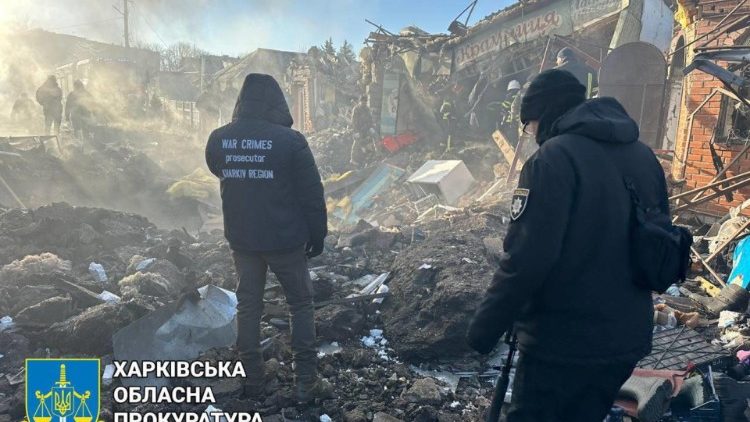Hier ein Bild von Kriegsschäden nach dem Beschuss des Marktes in Kharkiv, bei dem mehrere Menschen starben