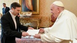 Remise au Pape François d'une lettre de crédence au cours de la cérémonie officielle d'accréditation des ambassadeurs