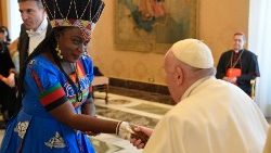 Le Pape et une des participantes à la conférence sur les femmes constructrices d'une culture de la rencontre interreligieuse.