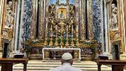 O Papa Francisco em oração diante do ícone da Salus Populi Romani