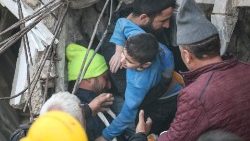 Un niño es rescatado de los escombros que dejó el terremoto en Turquía