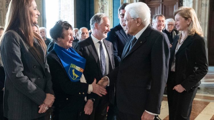 Il presidente Mattarella con alcuni esuli giuliano-dalmati al Quirinale nel Giorno del Ricordo
