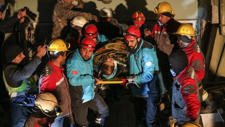 Terremoto en Turquía y Siria, aún se extraen personas con vida bajo los escombros