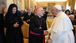 Papst Franziskus mit den Gästen aus Georgien