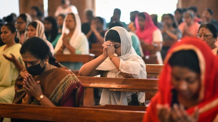Katholische Inderinnen beim Gebet in der St. Thomas Basilika in Chennai 