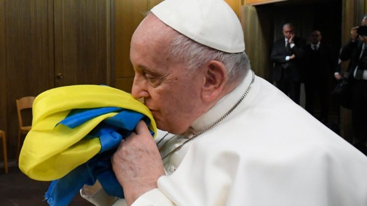 Der Papst küsst die ukrainische Fahne