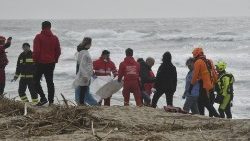 Após o naufrágio, equipes de resgate e sobreviventes na praia de Crotone 