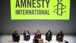 La presentazione del rapporto di Amnesty sui diritti umani a Parigi