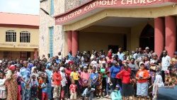 Eine Gemeinde betet in Lagos den Kreuzweg