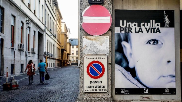 Manifesto che indica la culla per la vita al Policlinico Mangiagalli di Milano
