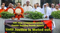 Des catholiques sri-lankais et d'autres chefs religieux organisent une manifestation silencieuse pour demander justice pour l'attentat du dimanche de Pâques 2019 lors de la commémoration du quatrième anniversaire devant l'église St Antony à Colombo, au Sri Lanka, le 21 avril 2023.
