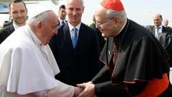 Кардинал Ердьо с папа Франциск по време на церемонията по посрещането на летището в Будапеща, 28.04.2023