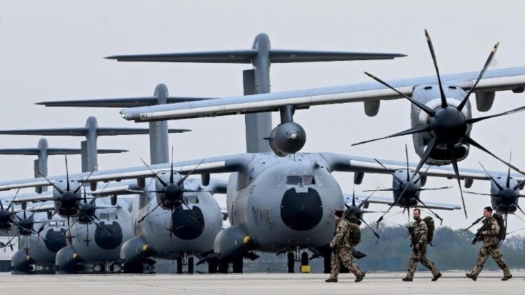 Soldaten steigen aus einem Airbus, mit dem deutsche Bürger aus dem Sudan evakuiert wurden