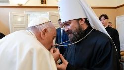 Papa Francisco beija a cruz peitoral do metropolita Hilarion