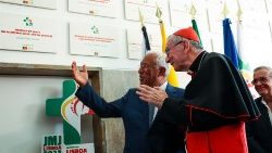 Der portugiesische Premierminister Antonio Costa (links) traf sich mit dem vatikanischen Kardinalstaatssekretär Pietro Parolin während eines Besuchs am Sitz des lokalen Organisationskomitees für den Weltjugendtag Lissabon 2023, Portugal, am 13. Mai 2023. 