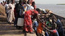 Le 15 mai, des Sud-Soudanais fuyant les combats en cours à Khartoum, naviguent sur le Nil pour regagner leurs communautés d'origine, grâce à l'aide de la Caritas, de l'OIM et du South Sudanese Relief and Rehabilitation.