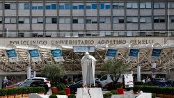 L’hôpital Gemelli de Rome où le Pape François a été admis pour des examens médicaux. 