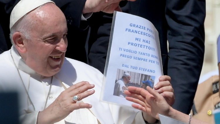 Papst Franziskus am Mittwoch, kurz vor seiner Operation, auf dem Petersplatz