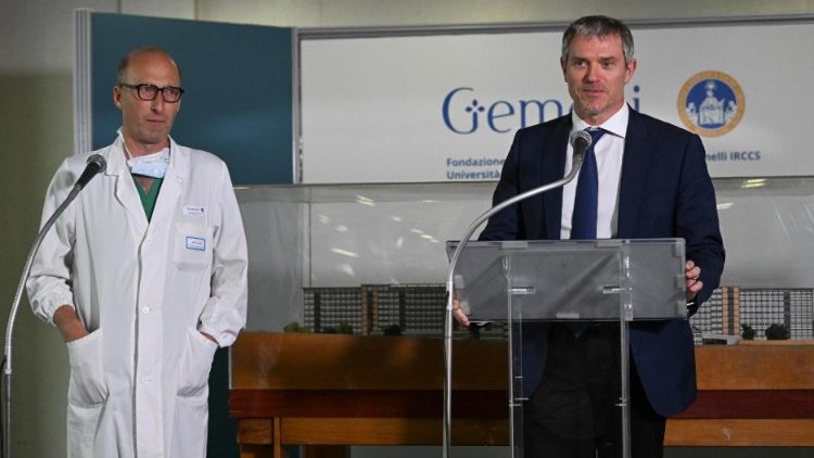 Sergio Alfieri et Matteo Bruni lors de la conférence de presse au Gemelli, le 7 juin 2023.
