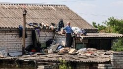 Um residente local no telhado de sua casa na área inundada de Kherson, Ucrânia, 09 de junho de 2023. A Ucrânia acusou as forças russas de destruir uma represa crítica e uma usina hidrelétrica no rio Dnipro na região de Kherson ao longo da linha de frente no sul Ucrânia em 06 de junho, levando à inundação de vários assentamentos. EPA/MYKOLA TYMCHENKO