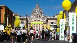 Rzym, Via della Conciliazione przed Placem św. Piotra z szeregiem punktów zorganizowanych z racji wydarzenia #NotAlone