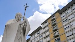 Statyn över Johannes Paulus II utanför Gemelli-sjukhuset 