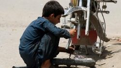 Kinderarbeit: Ein Junge aus dem pakistanischen Peschawar repariert im Juni letzten Jahres ein Motorrad