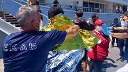 El rescate de algunos migrantes sobrevivientes en la costa griega